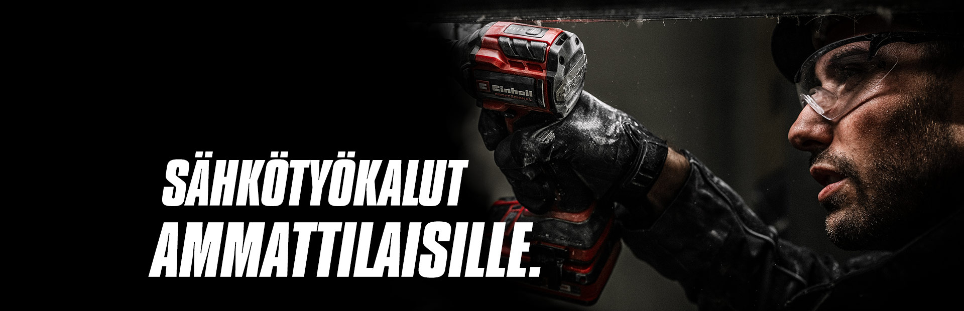 Punaista akkukäyttöistä iskevää mutterinväännintä käytetään metallitankoon. Teksti "Sähkötyökalut ammattilaisille".