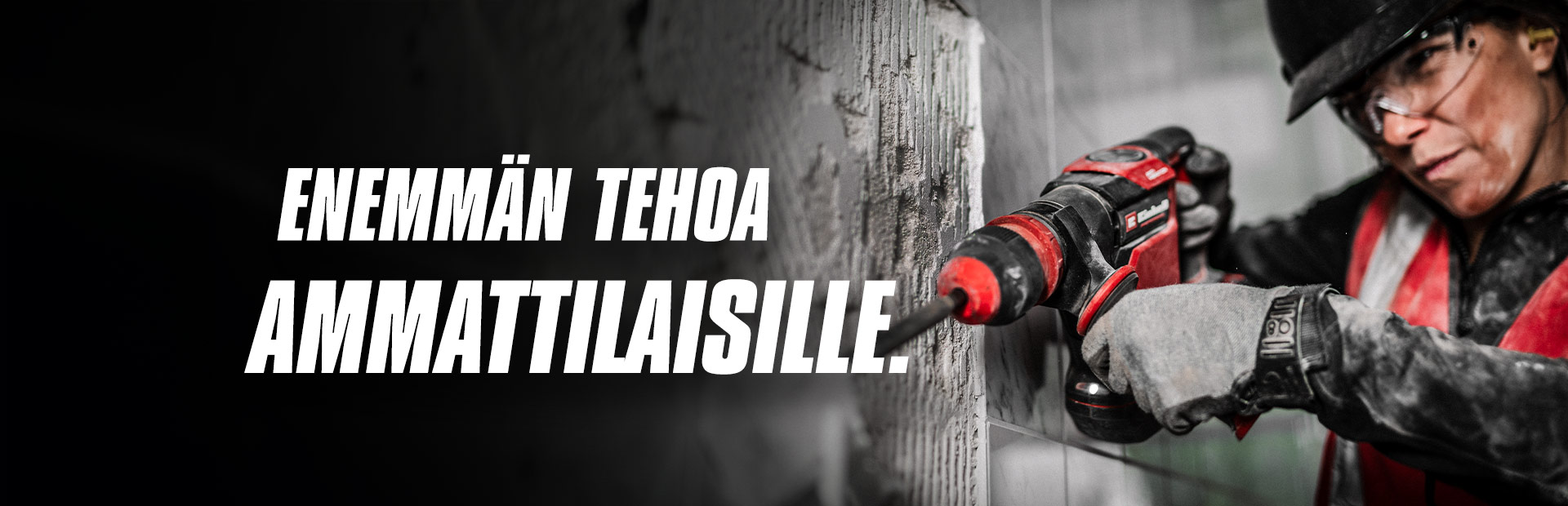 Henkilö, jolla on suojalasit ja kypärä, poraa punaisella porakoneella seinään. Kuvassa teksti "Enemmän tehoa ammattilaisille".