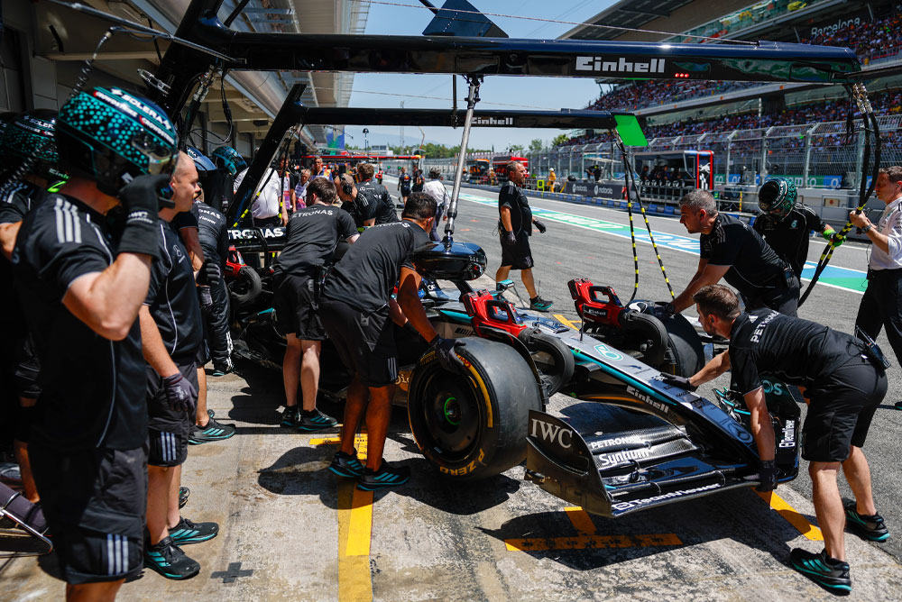 Formula 1 -auto työnnetään talliin.